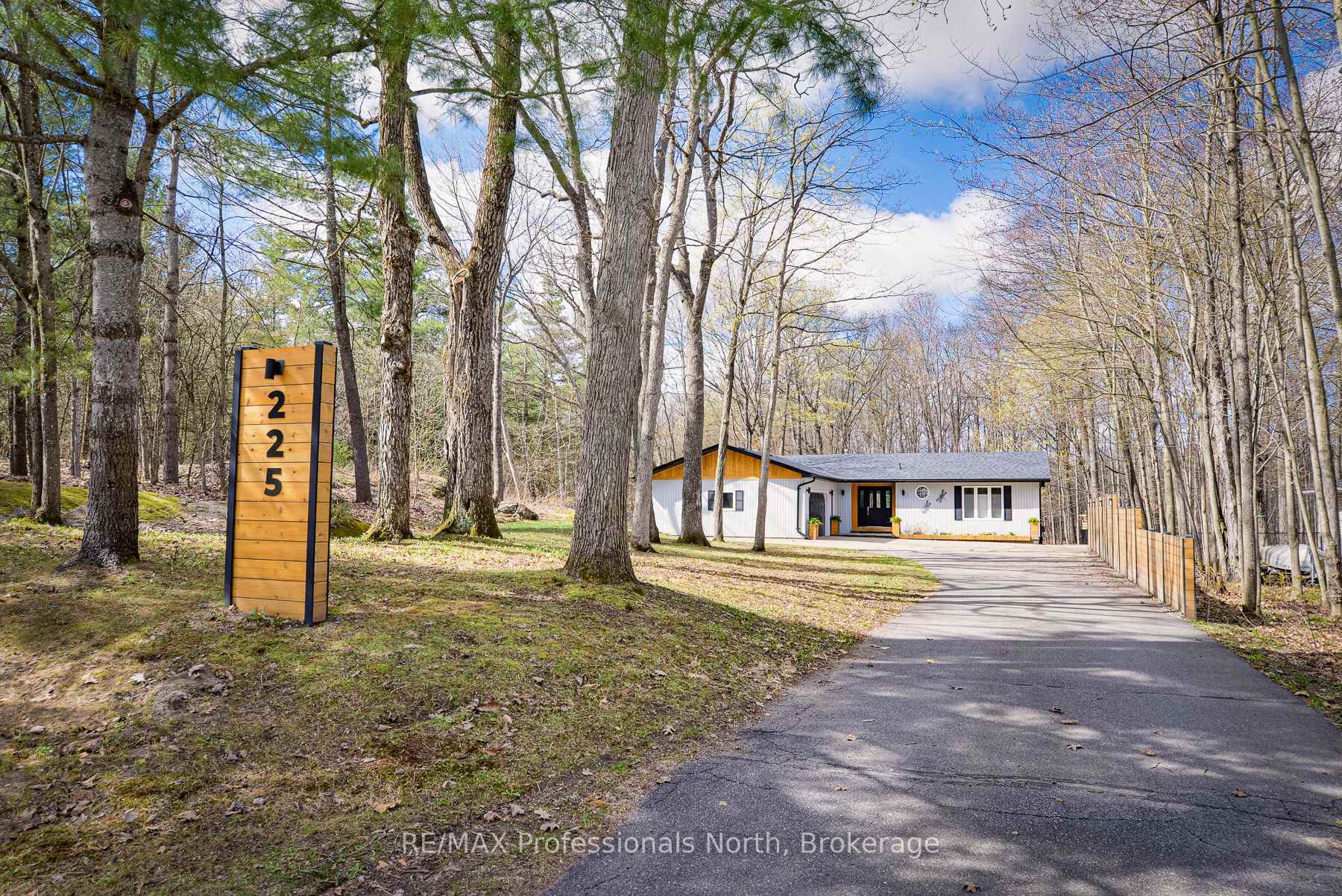 225 Blanchard Street W, Gravenhurst, ON, exterior