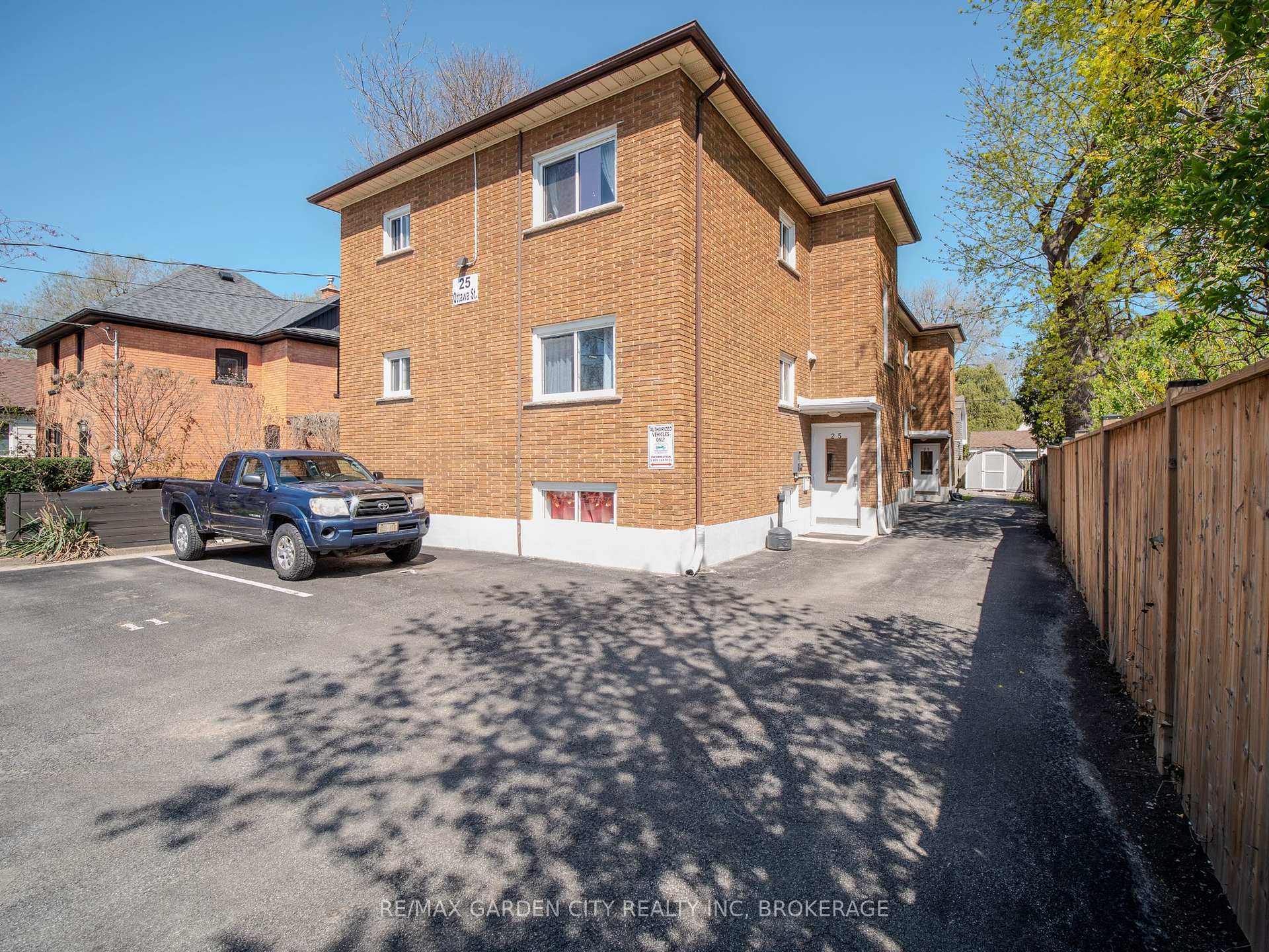 25 Ottawa Street, St. Catharines, ON, exterior
