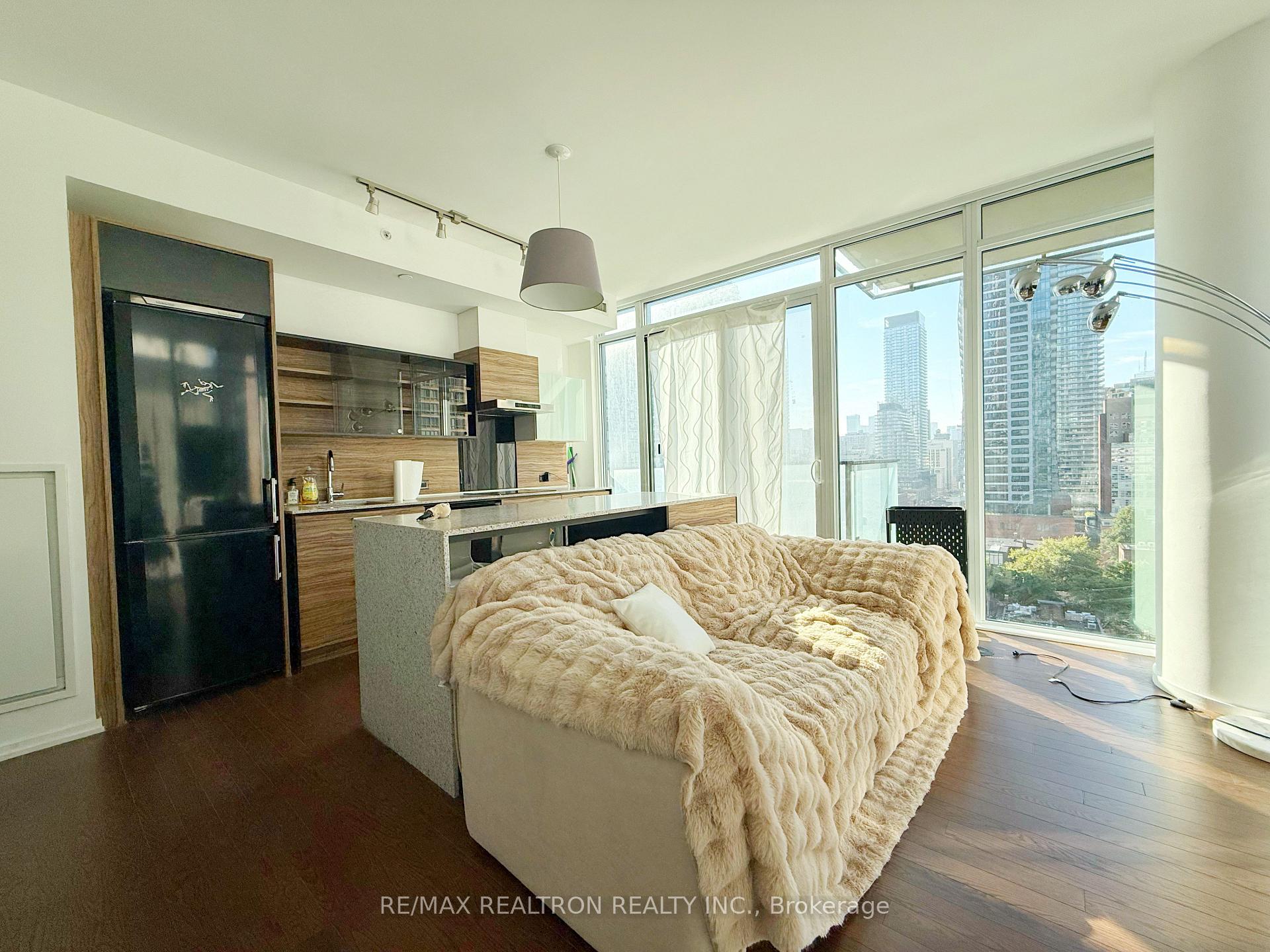 1104 - 75 St Nicholas Street, Toronto C01, ON, exterior