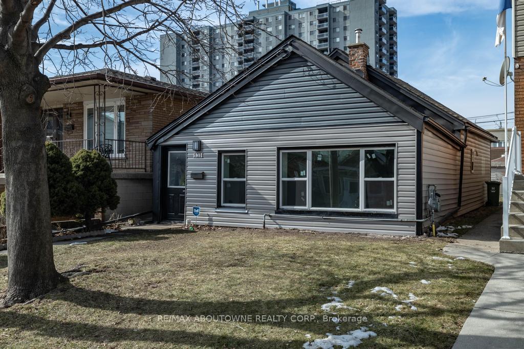 131 WEST Avenue N, Hamilton, ON, exterior