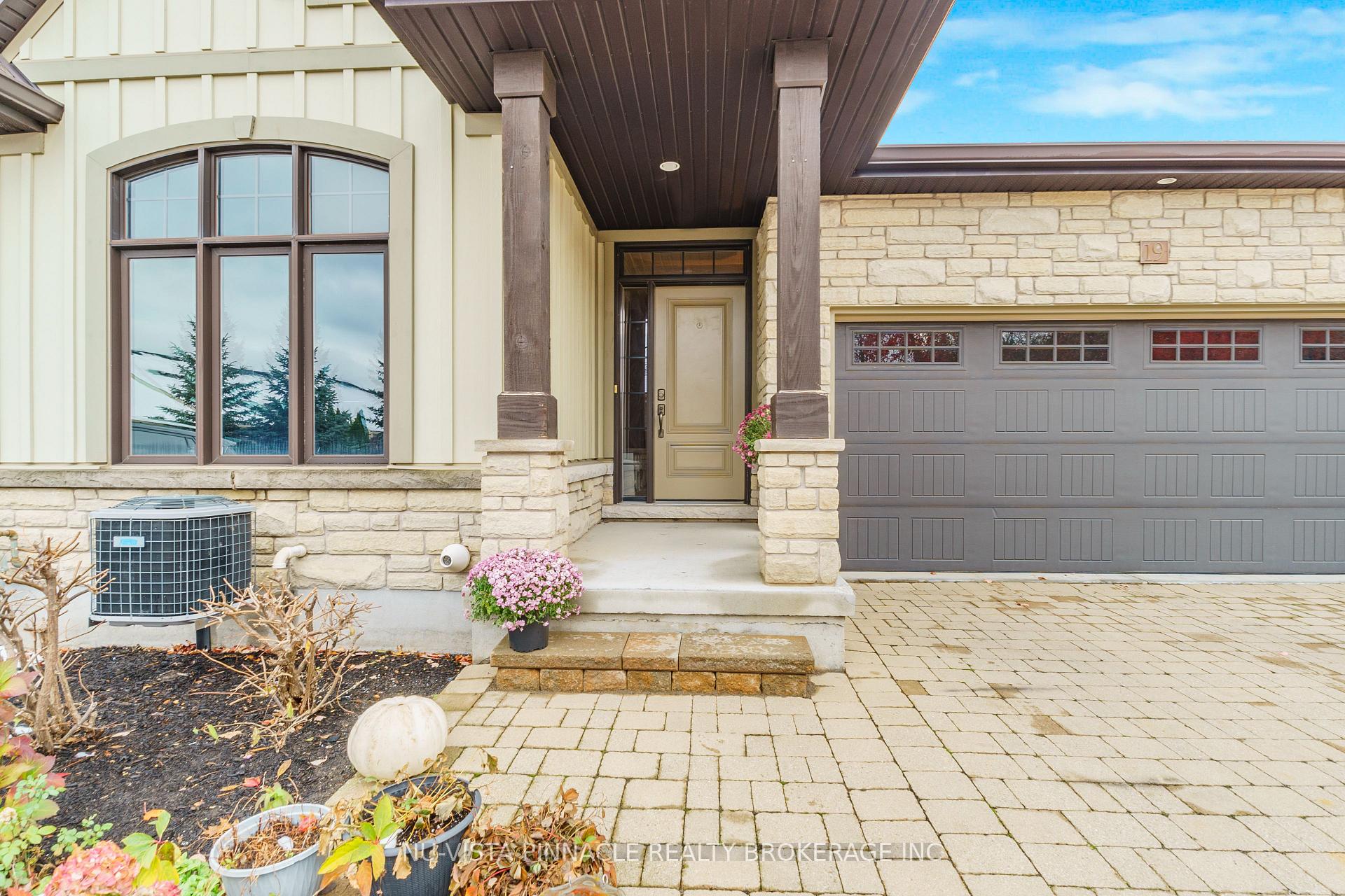 10 - 19 Hillside Drive E, Niagara-on-the-Lake, ON, exterior