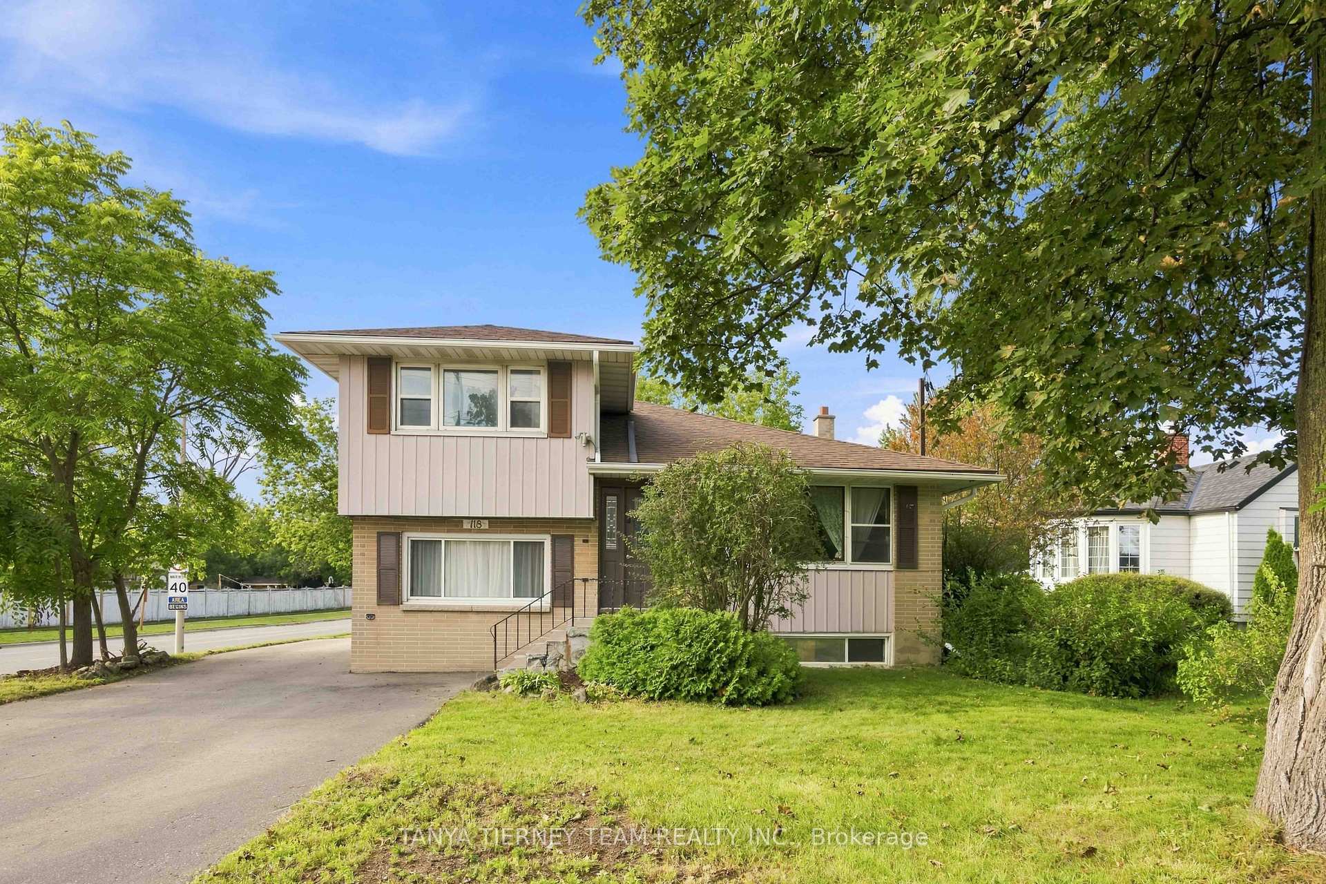 118 Rossland Road W, Oshawa, ON, exterior