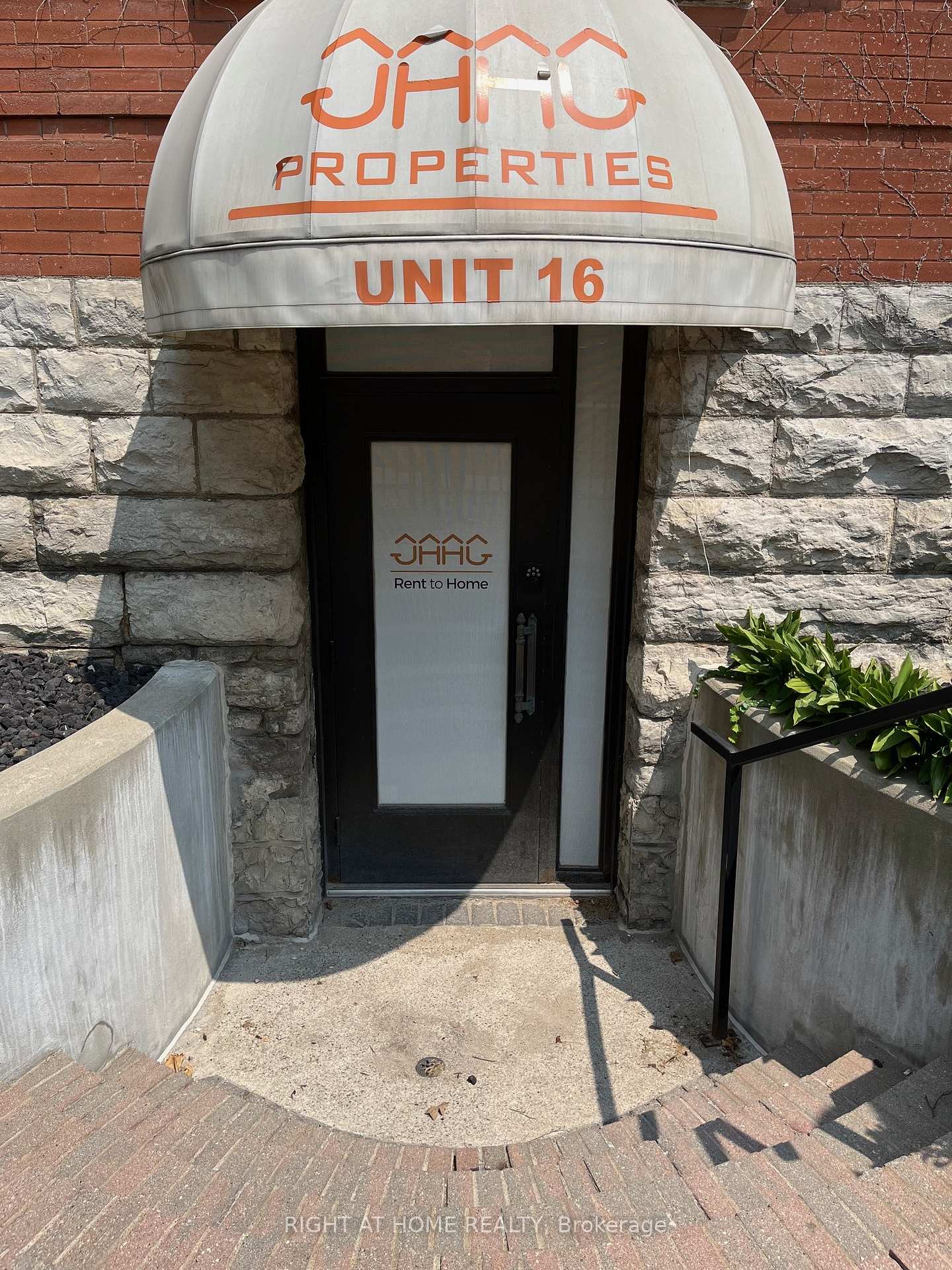 16 - 440 Wellington Street, London East, ON, exterior