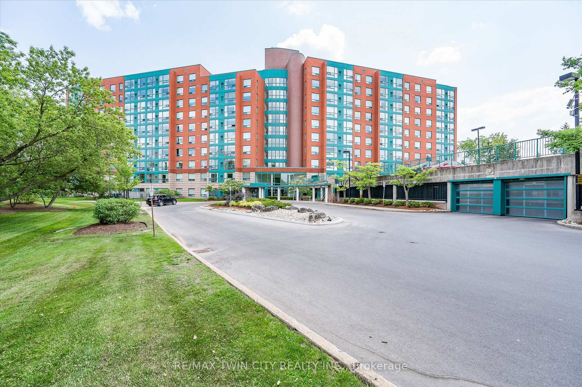 514 - 55 Blue Springs Drive, Waterloo, ON, exterior