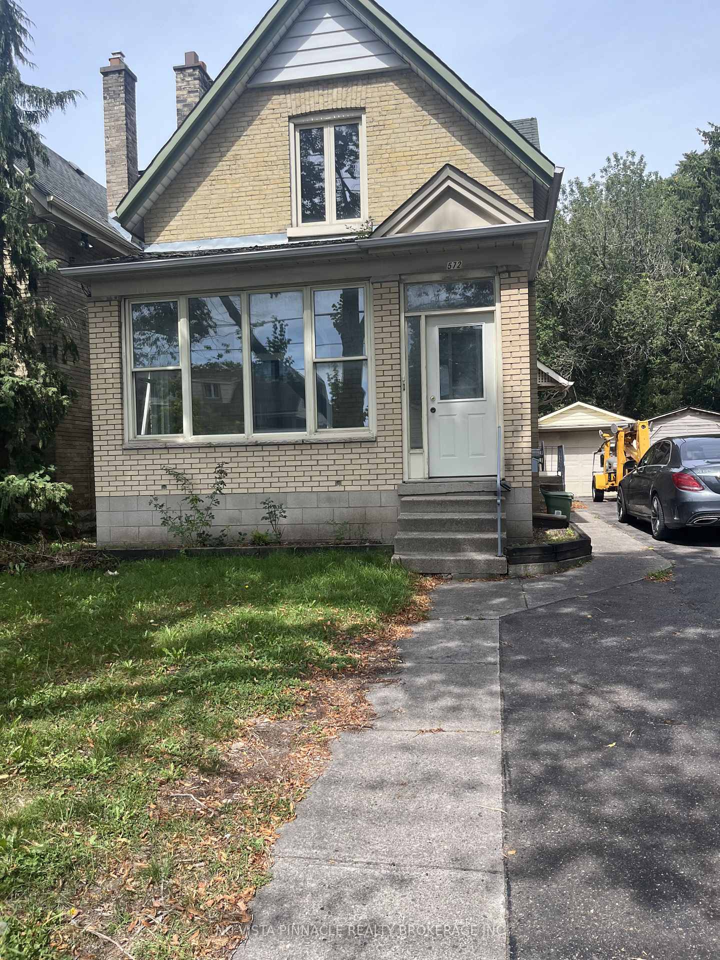 572 Oxford Street E, London East, ON, exterior