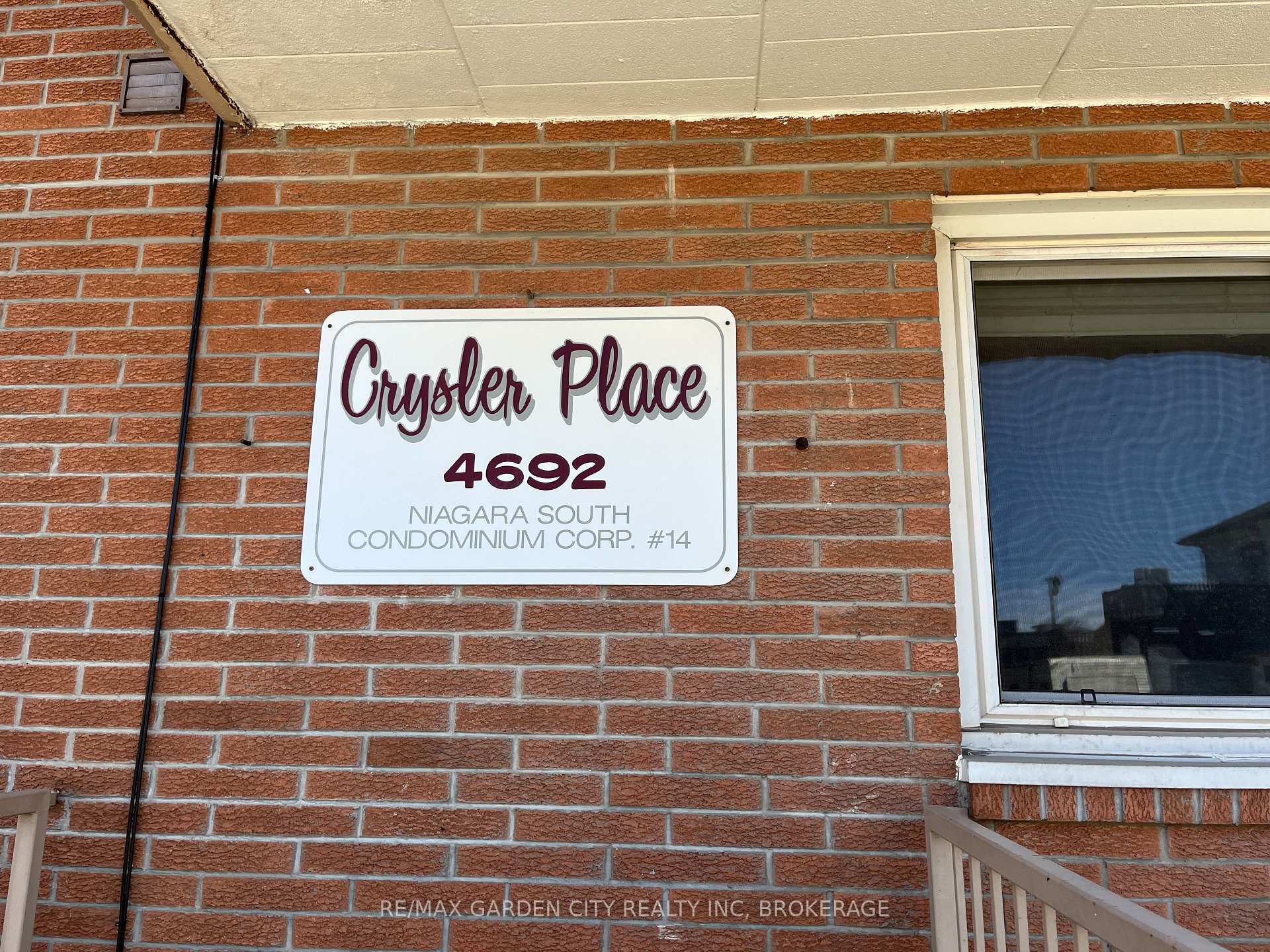 302 - 4692 Crysler Avenue, Niagara Falls, ON, exterior