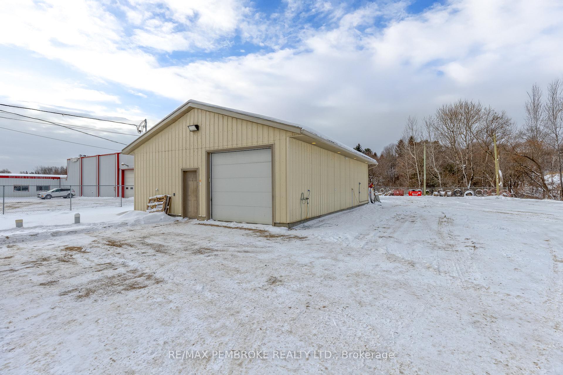1366 Pembroke Street E, Laurentian Valley, ON, exterior