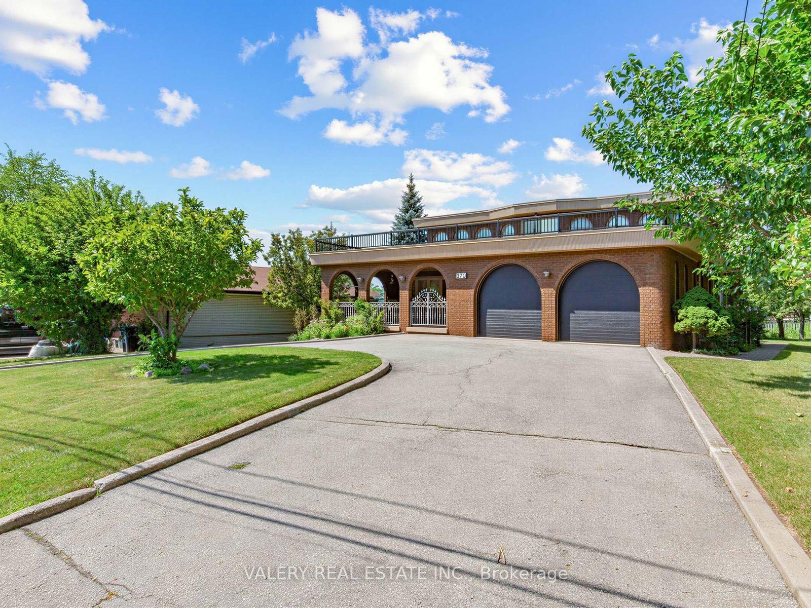 370 Maple Leaf Drive, Toronto W04, ON, exterior