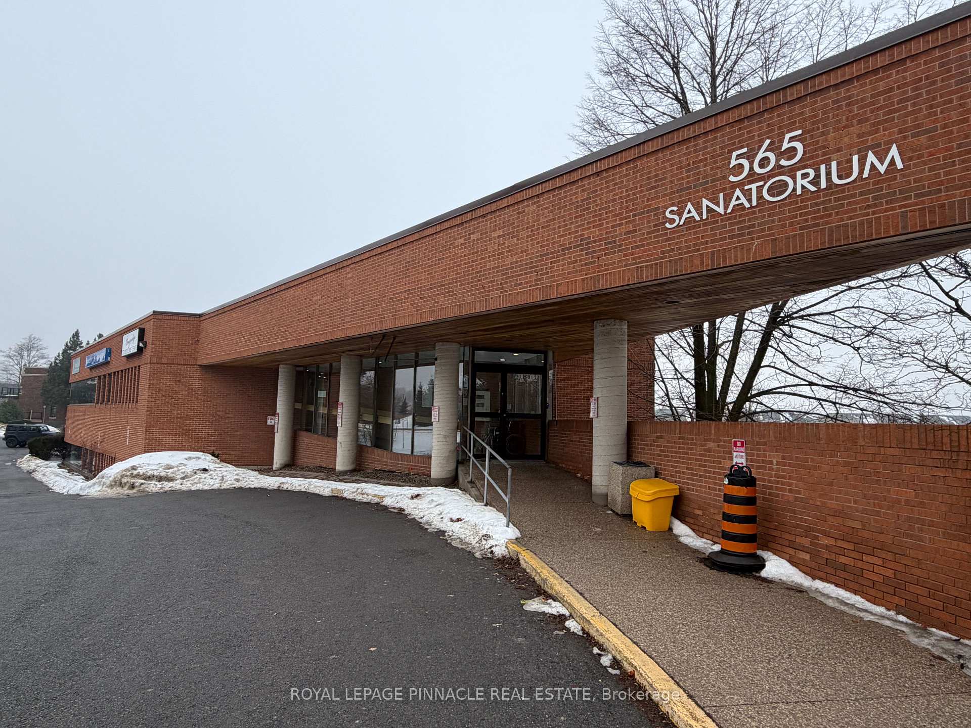 204-05 - 565 Sanatorium Road, Hamilton, ON, exterior