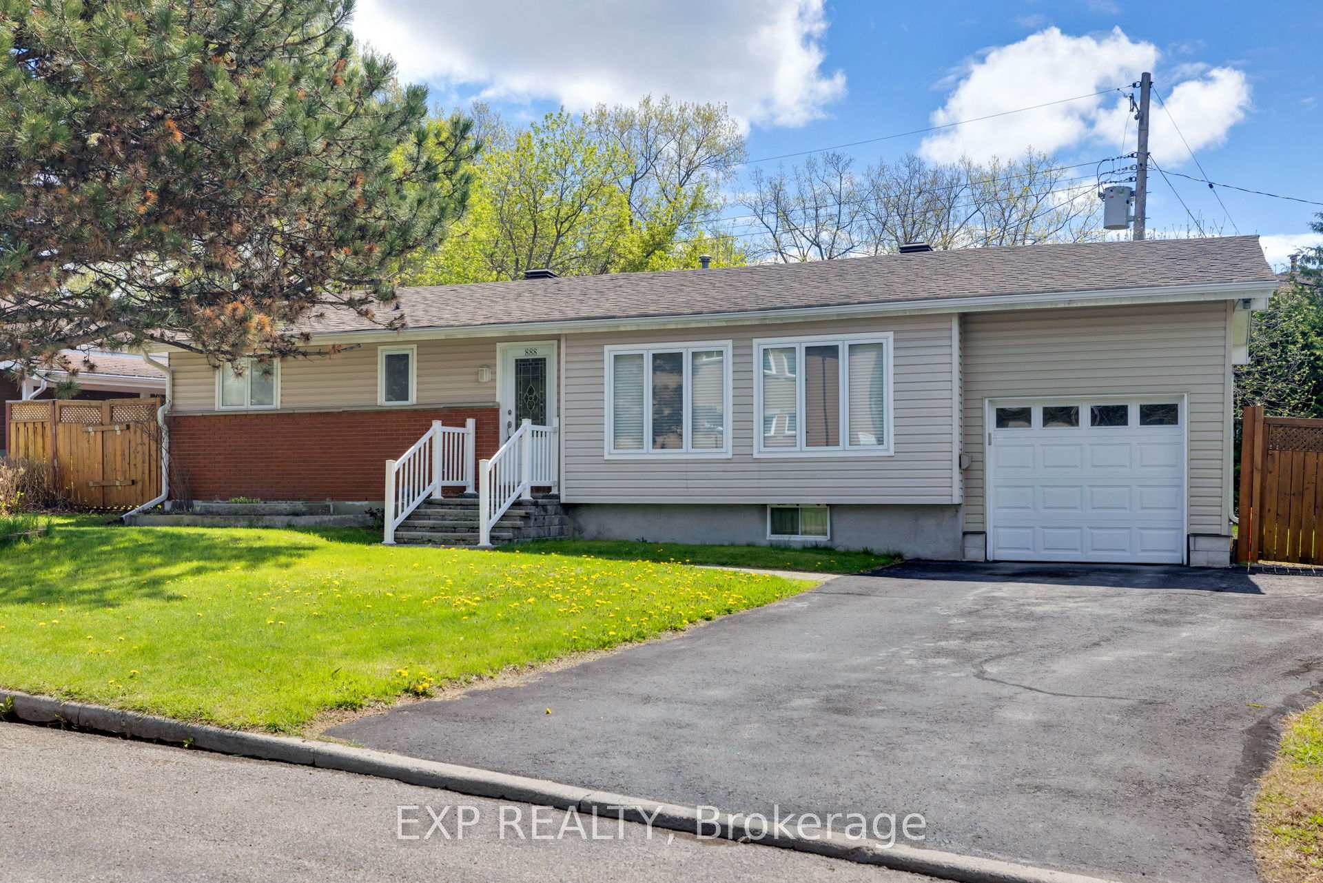 888 CHARLESWOOD Avenue, Overbrook - Castleheights and Area, ON, exterior