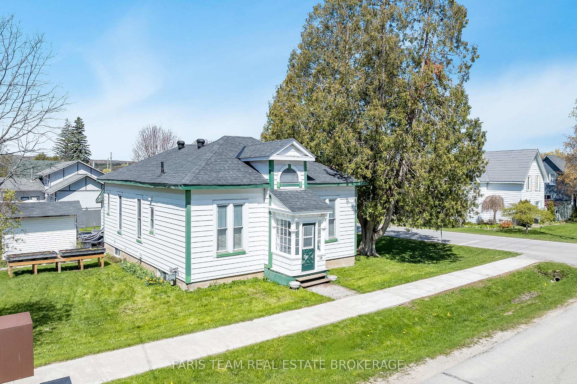 16 Peel Street, Penetanguishene, ON, exterior