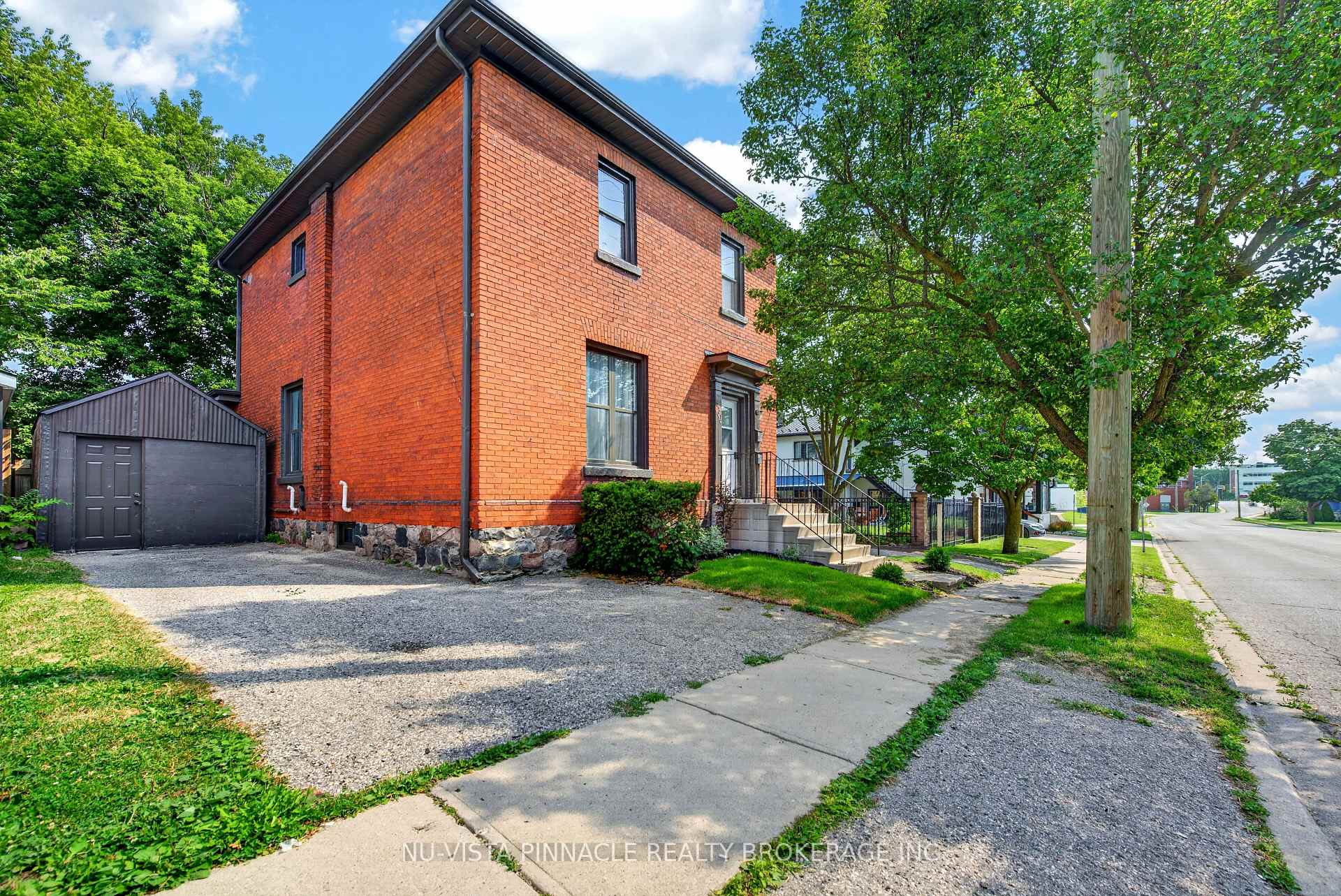 631 Peel Street, Woodstock, ON, exterior