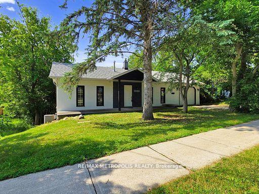 1000 Elgin Street, Newmarket, ON, exterior