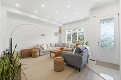 1202 Wellington Street E, Aurora, ON, exterior