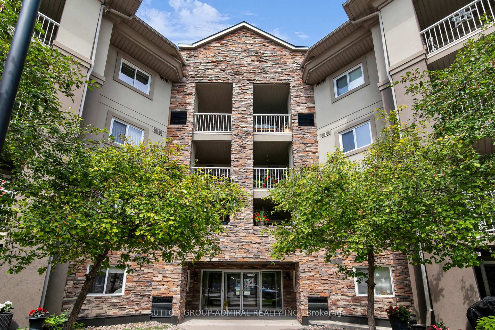 105 - 4 Dayspring Circle, Brampton, ON, exterior