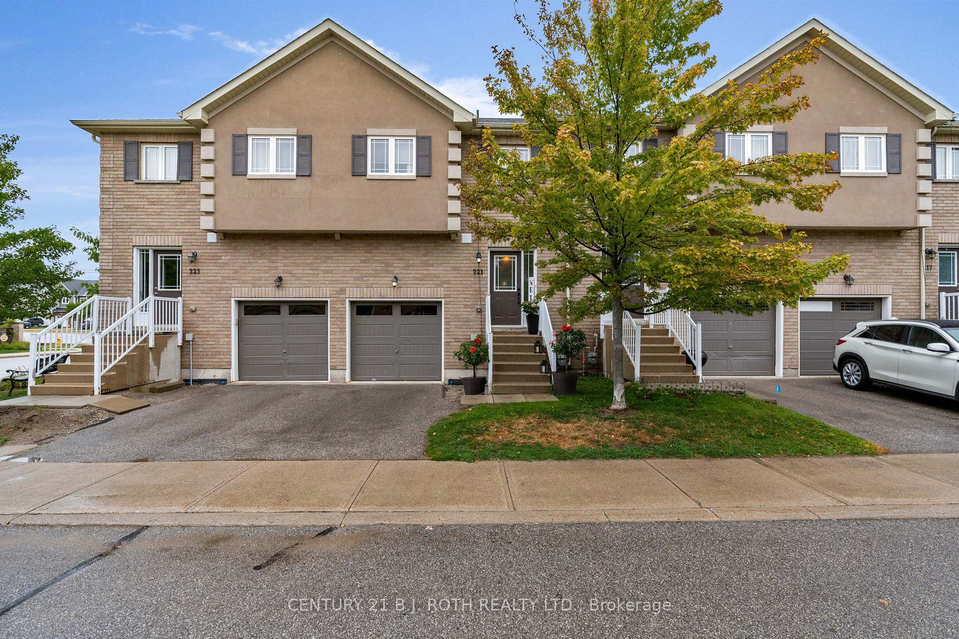 221 Harvie Road, Barrie, ON, exterior
