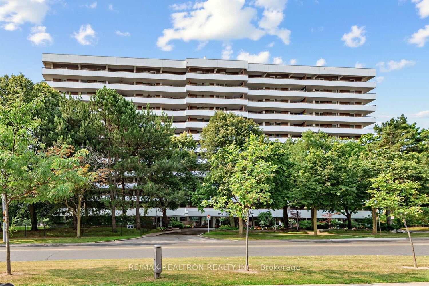 211 - 1 Royal Orchard Boulevard, Markham, ON, exterior