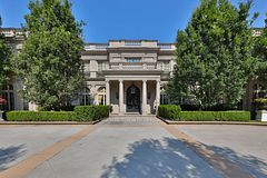 489 Lakeshore Road E, Oakville, ON, exterior