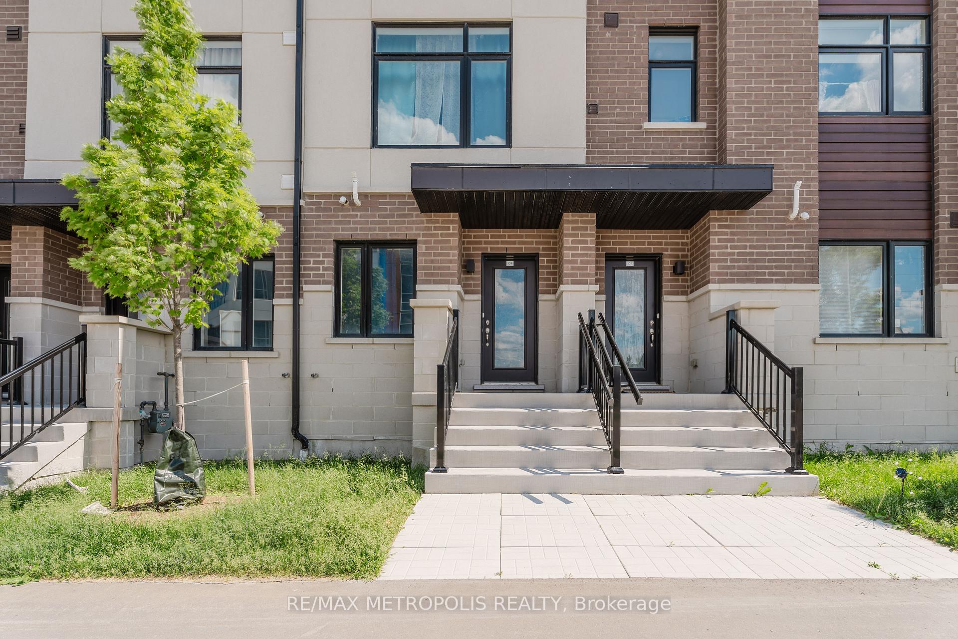 109 - 1695 Dersan Street, Pickering, ON, exterior
