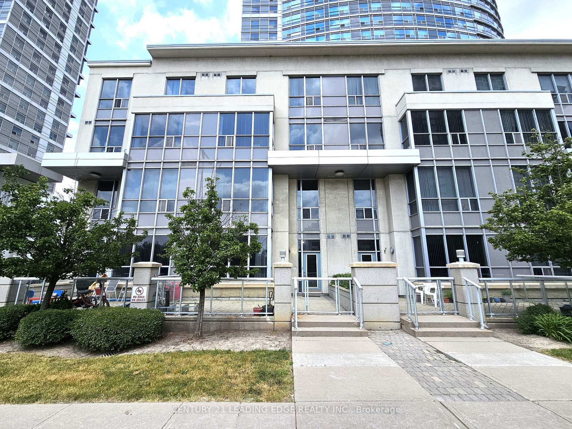TH120 - 38 Lee Centre Drive, Toronto E09, ON, exterior