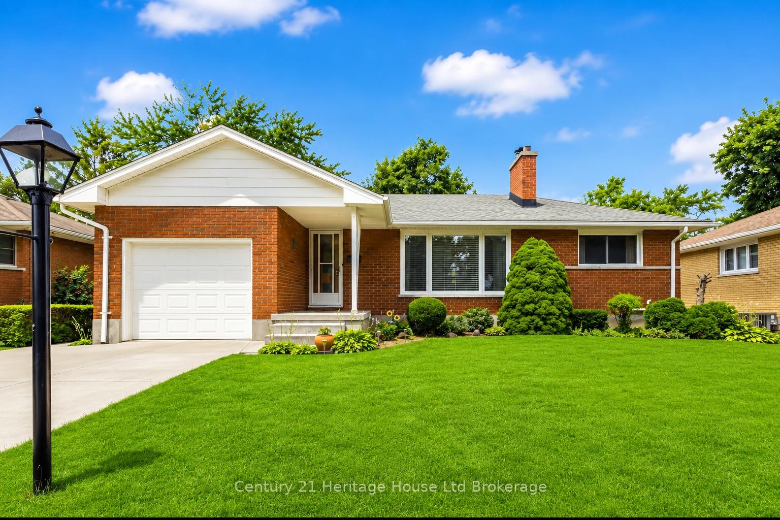 26 Deveron Crescent, London South, ON, exterior