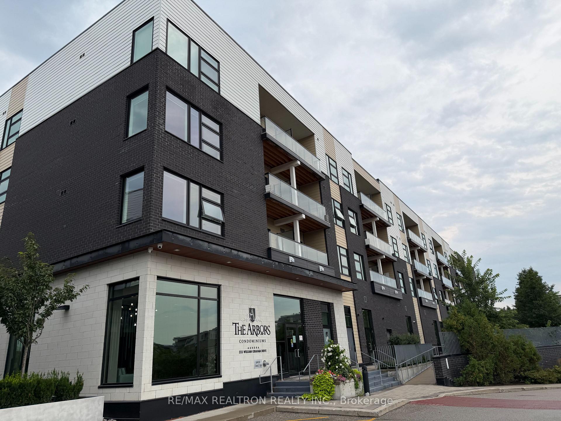 343 - 555 William Graham Drive, Aurora, ON, exterior