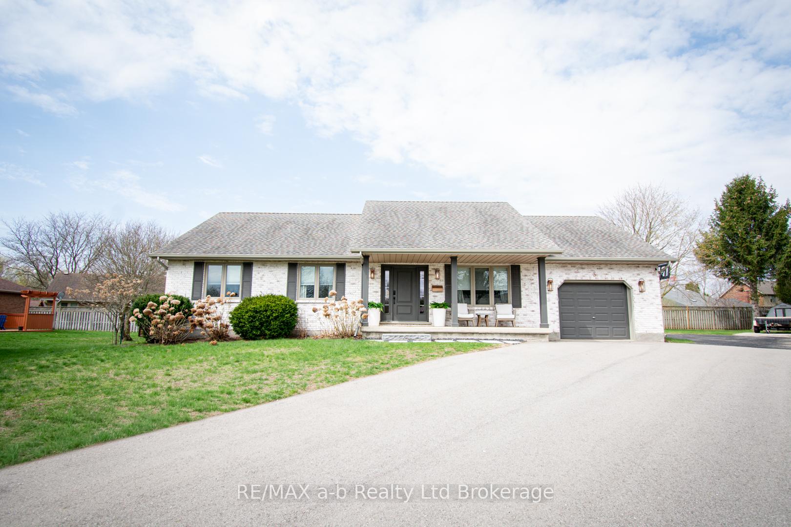 3 Belfast Circle, Tillsonburg, ON, exterior