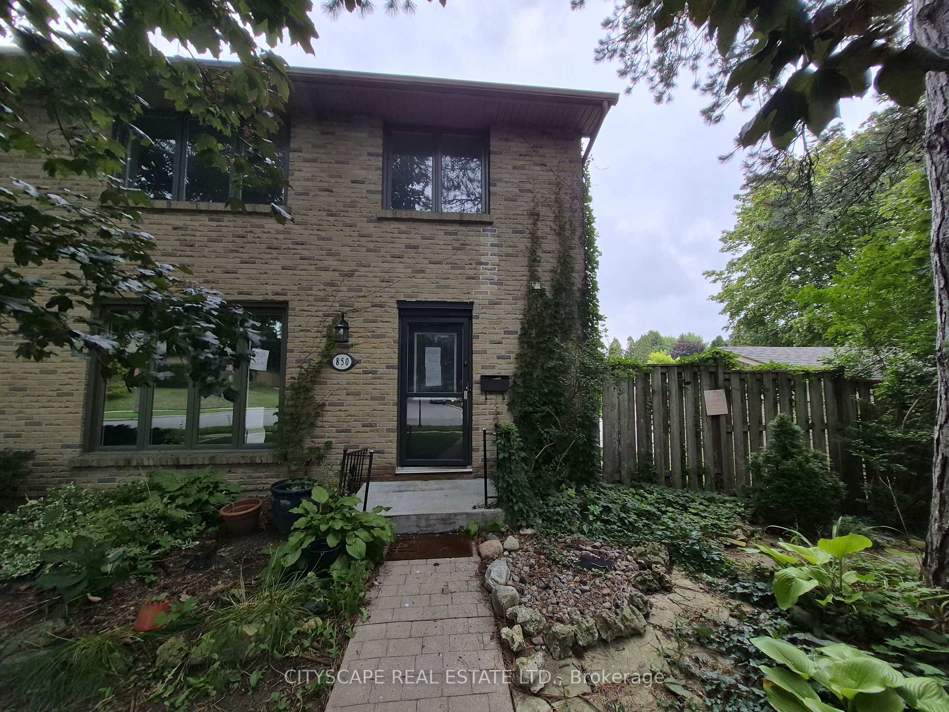 8 - 850 Berkshire Drive, London South, ON, exterior