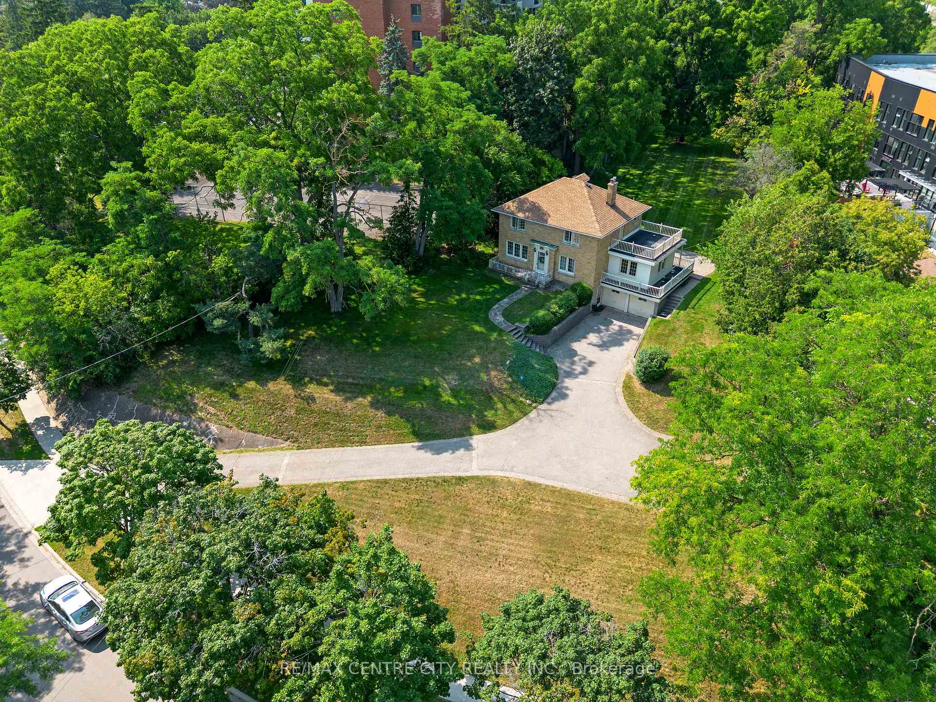 272 Sheldon Avenue N, Kitchener, ON, exterior
