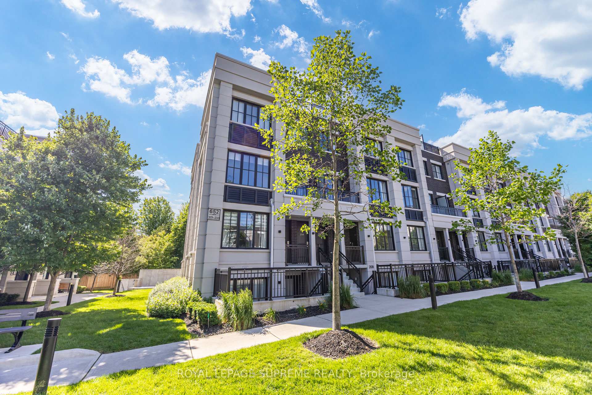 207 - 652 Cricklewood Drive, Mississauga, ON, exterior
