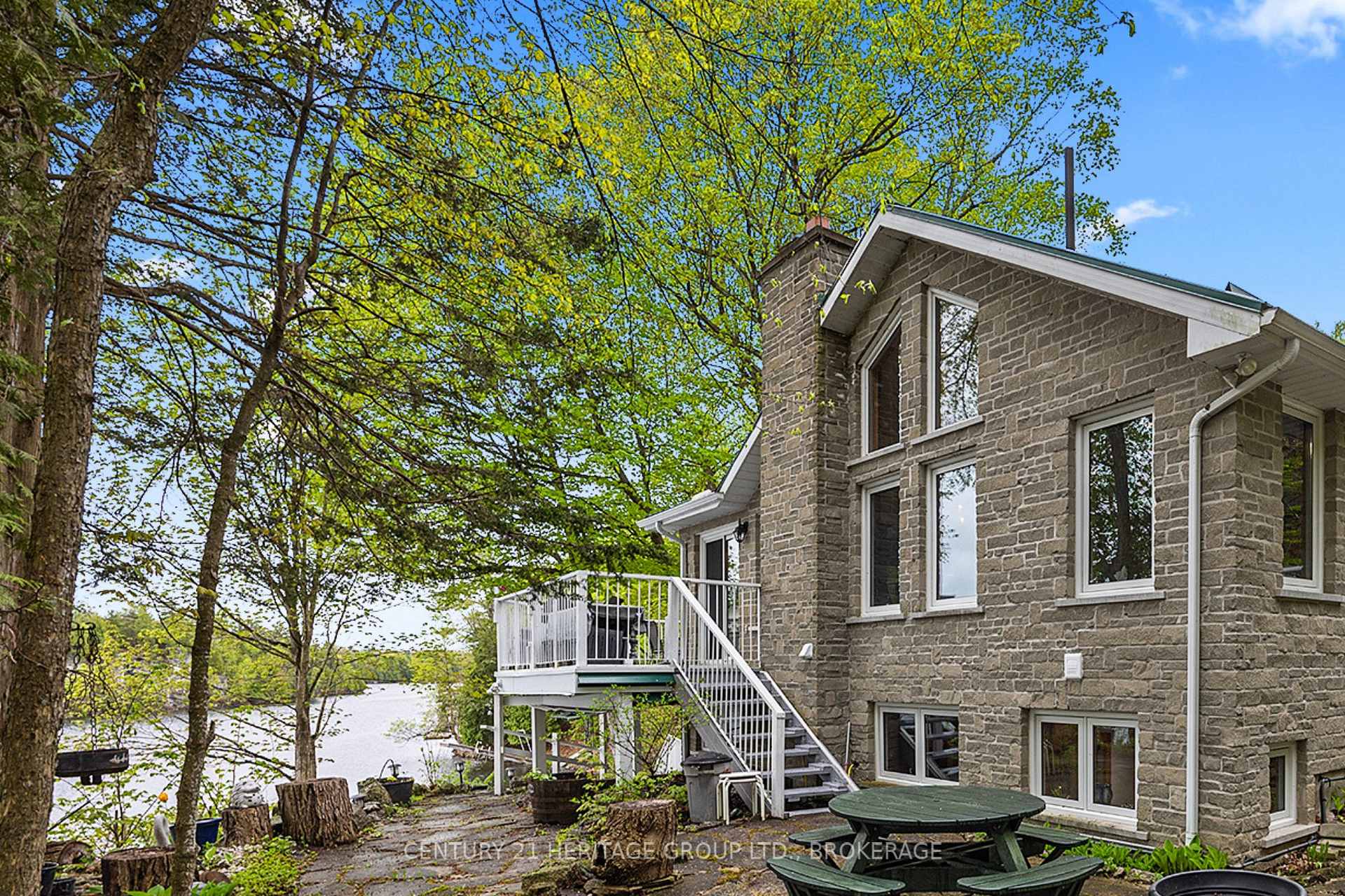8126 Perth Road, South Frontenac, ON, exterior