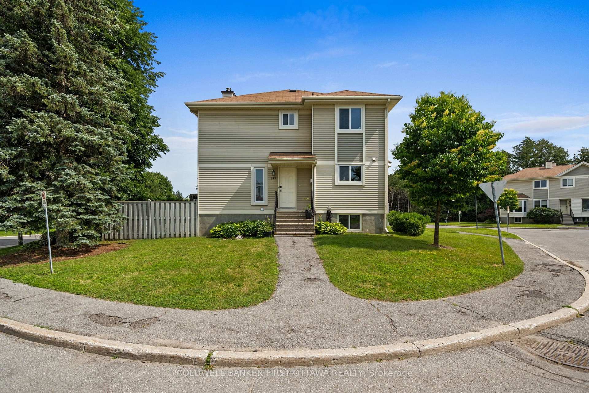 6 - 108 Mcdermot Court, Kanata, ON, exterior