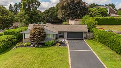 892 North Shore Boulevard W, Burlington, ON, exterior