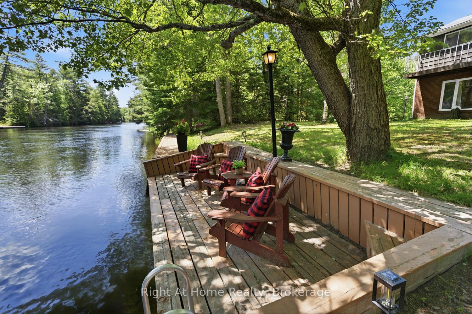 1074 Holiday Park Drive, Bracebridge, ON, exterior