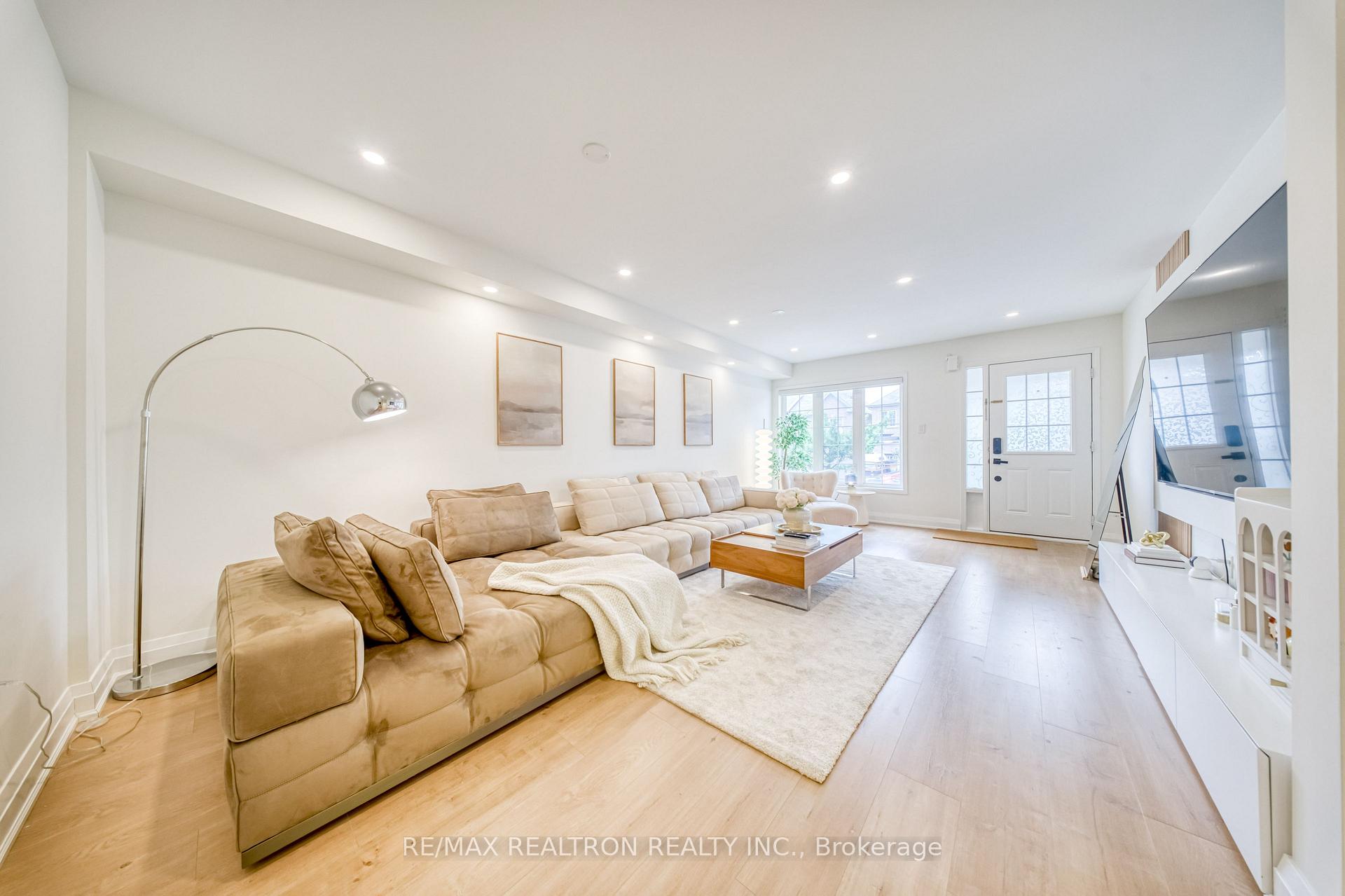 12 Quattro Avenue, Richmond Hill, ON, exterior