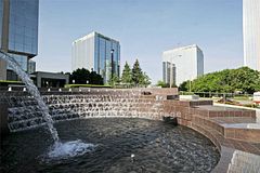 580 - 2 Robert Speck Parkway, Mississauga, ON, exterior