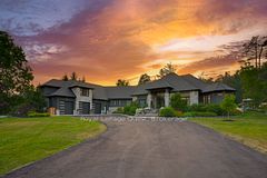 8 Midves Court, Springwater, ON, exterior