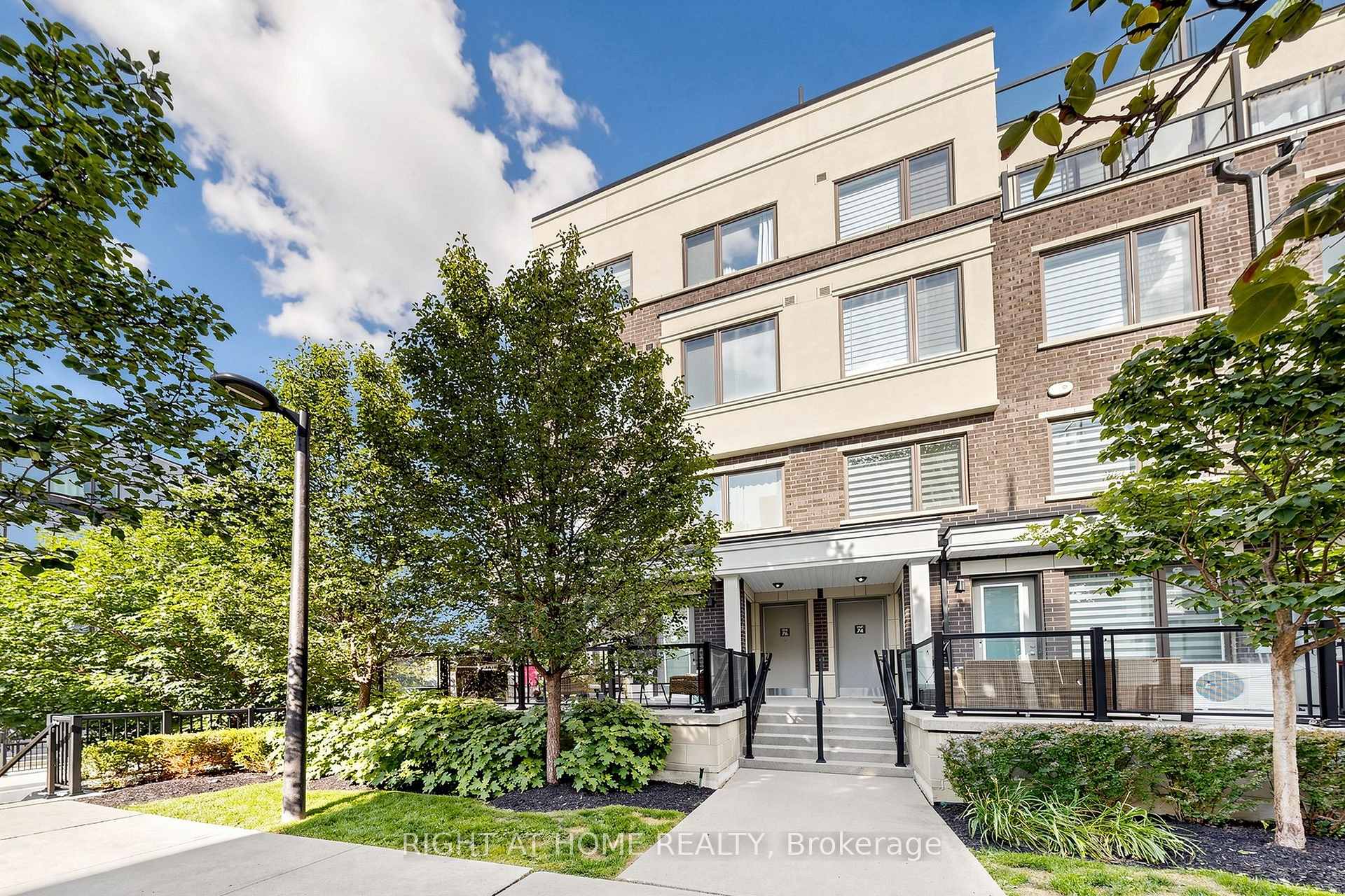 75 - 400 Alex Garner Circle, Aurora, ON, exterior
