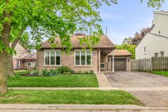 Drive - 43 Stoddart Drive, Aurora, ON, exterior