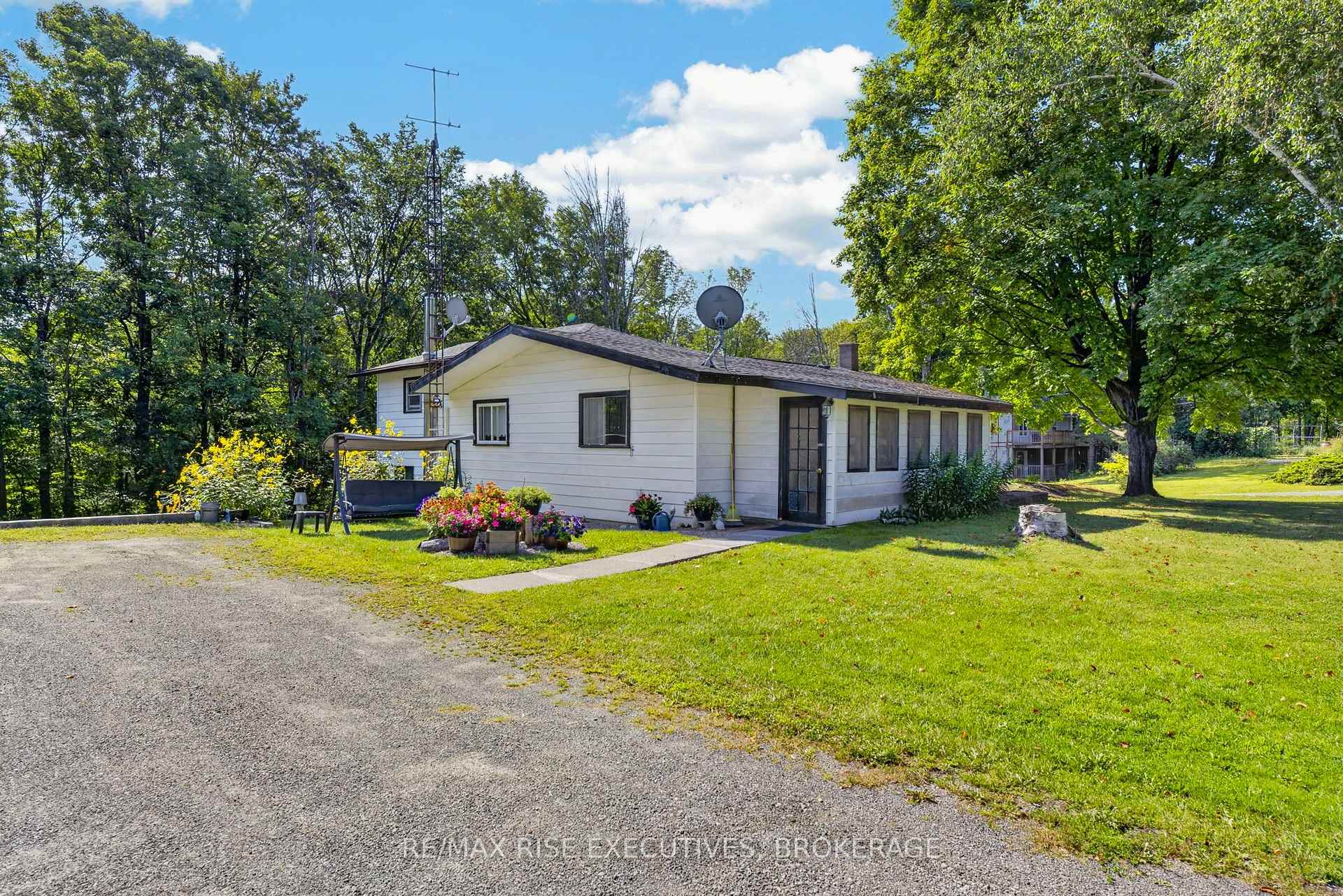 6900 Perth Road, South Frontenac, ON, exterior