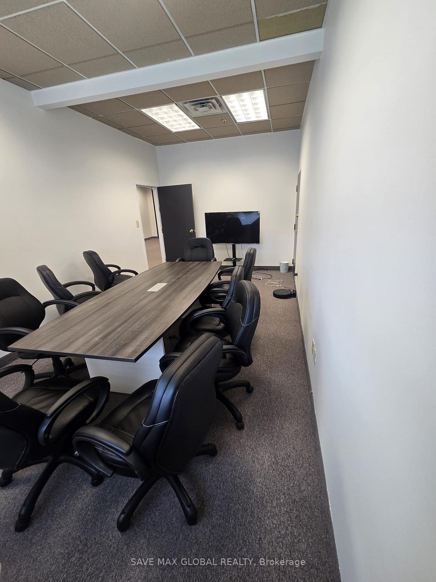 302 - 1601 River Road E, Kitchener, ON, exterior