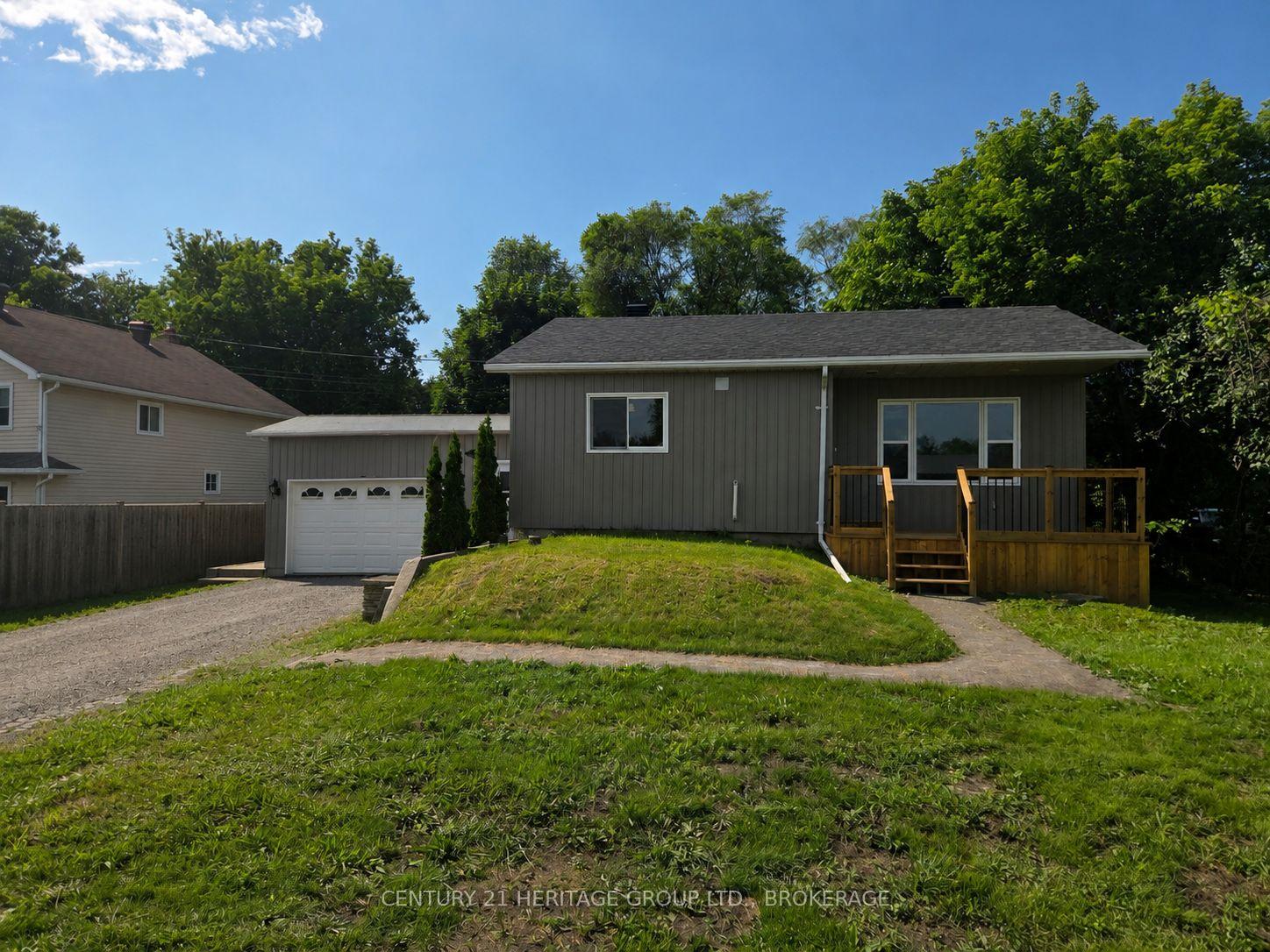 7510 Roger Stevens Drive, Montague, ON, exterior