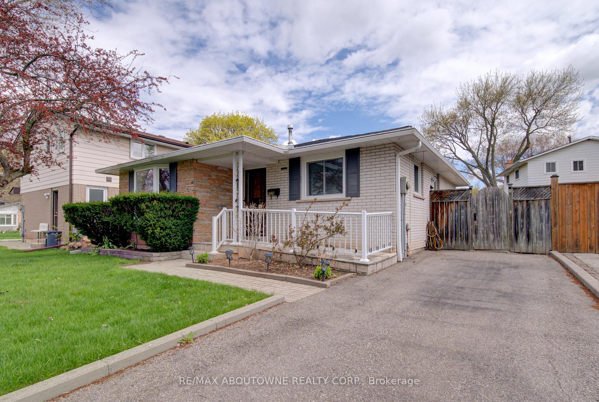 1229 Owen Court, Oakville, ON, exterior