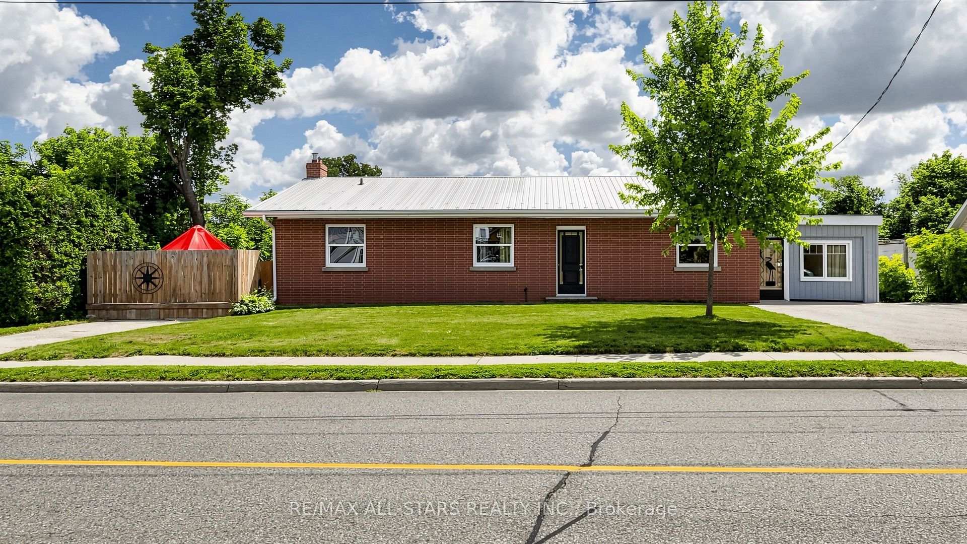 43 Toronto Street N, Uxbridge, ON, exterior
