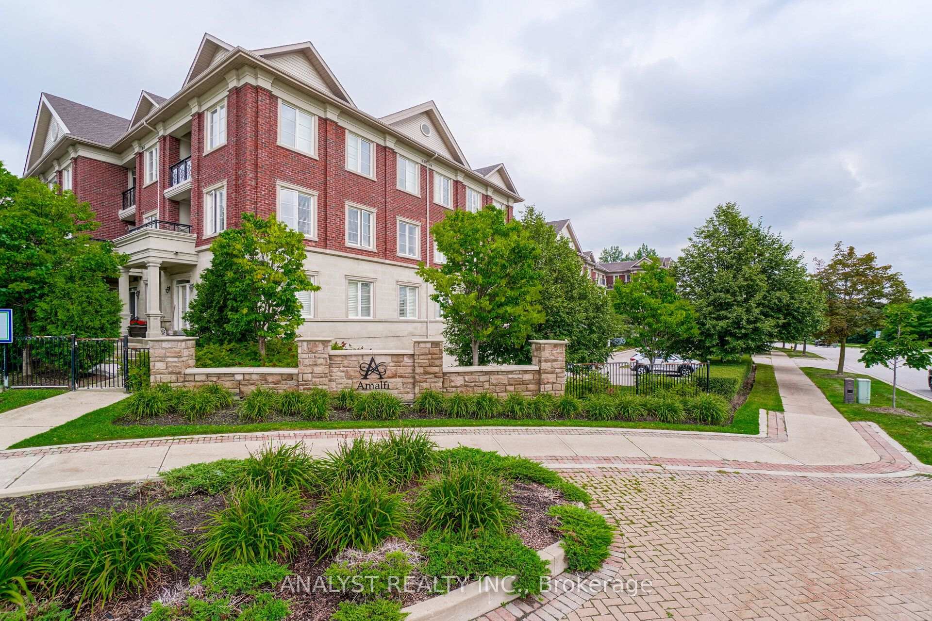 221 - 9519 Keele Street, Vaughan, ON, exterior