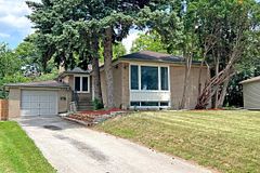22 Royal Doulton Drive, Toronto C13, ON, exterior