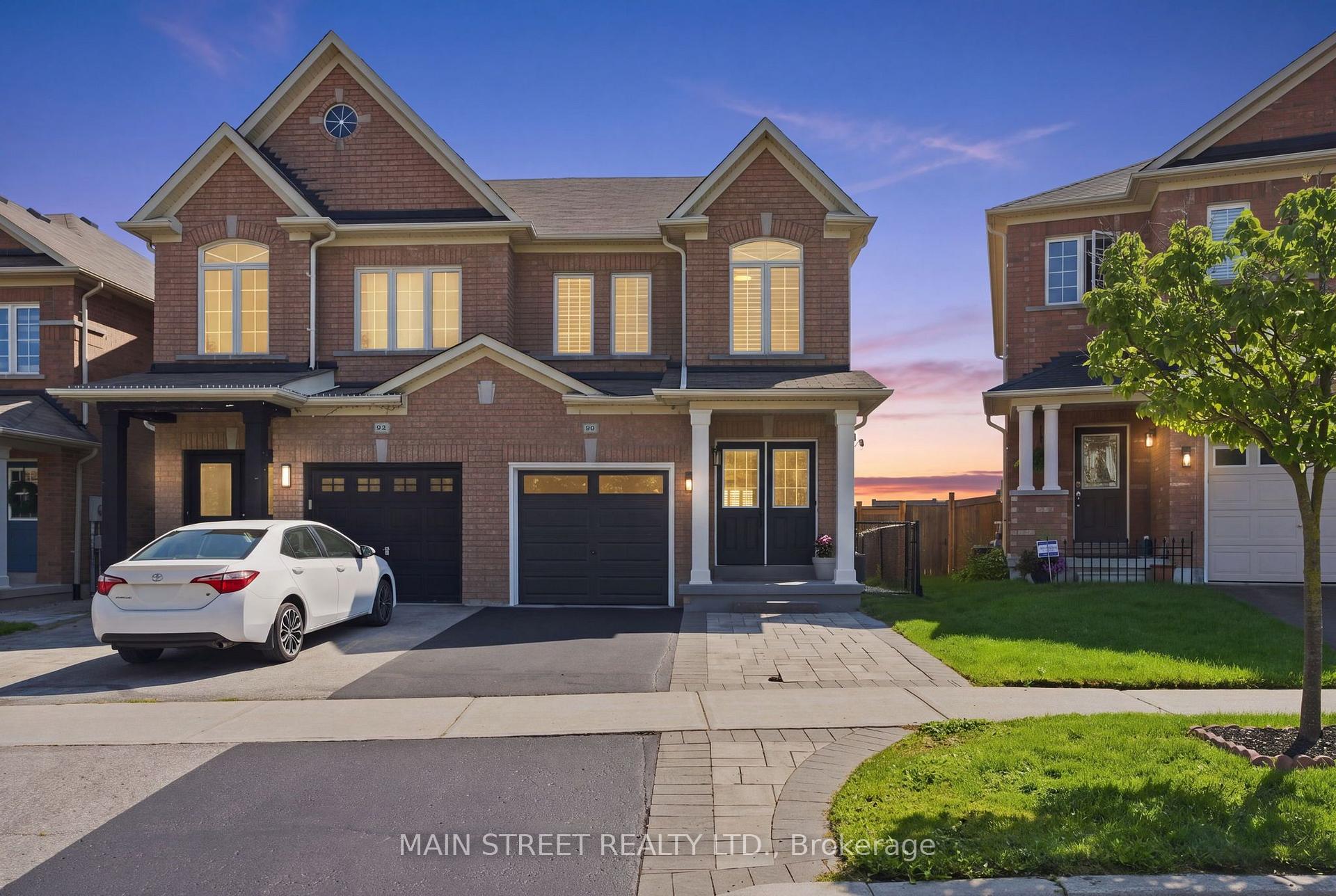 90 Four Seasons Crescent, Newmarket, ON, exterior