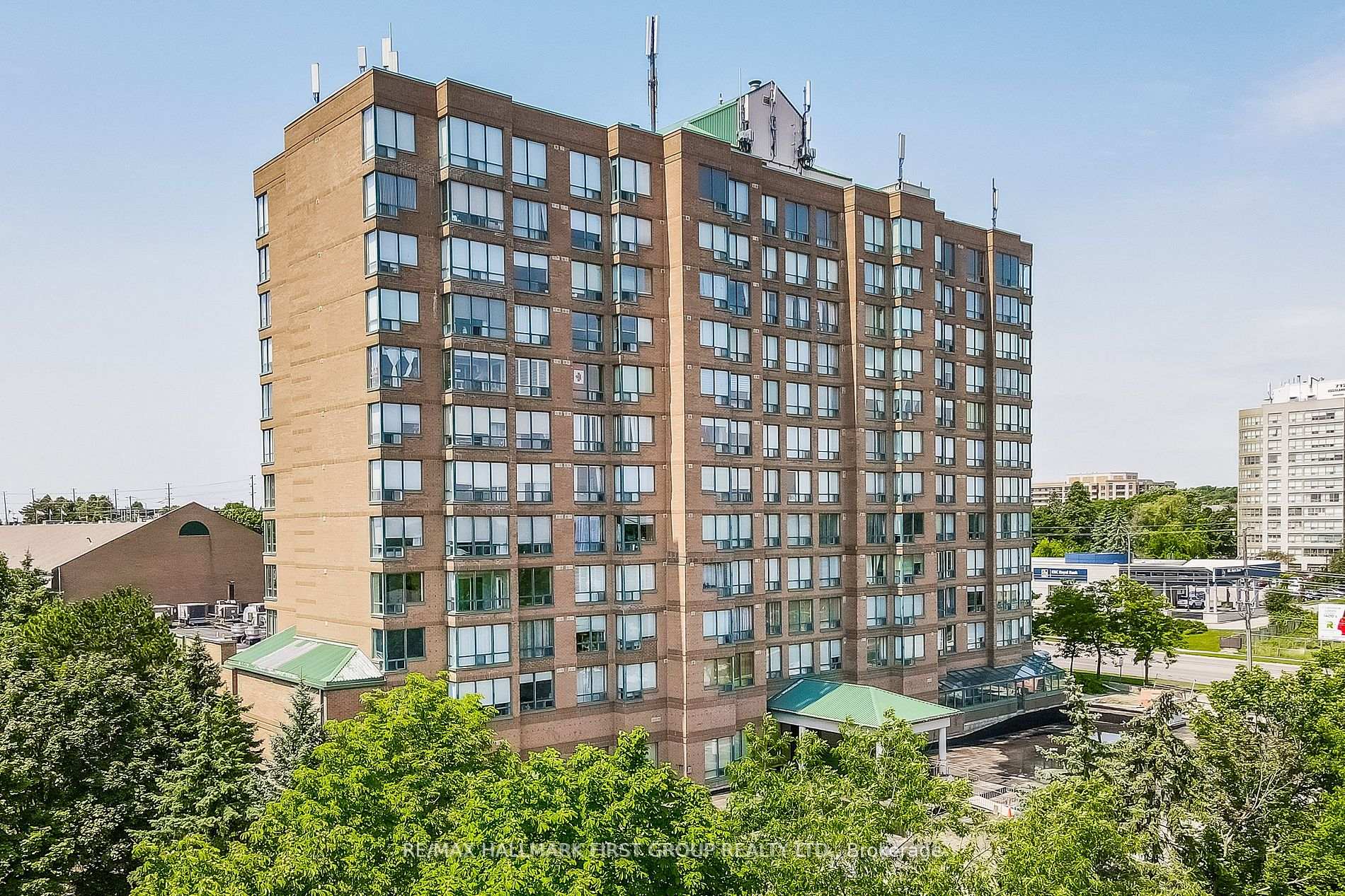501 - 711 Rossland Road, Whitby, ON, exterior