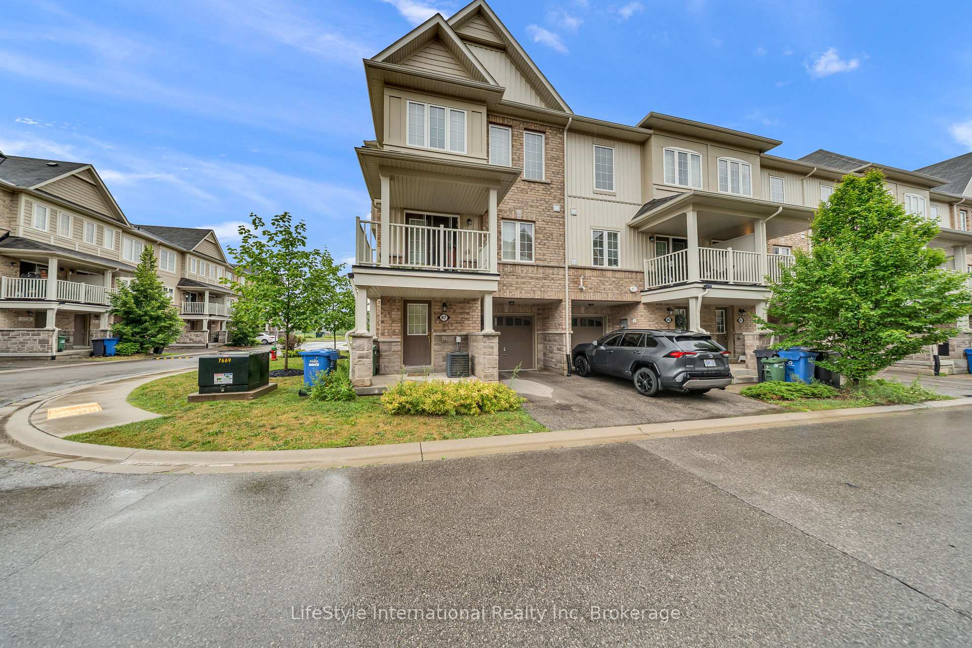 87 - 88 Decorso Drive, Guelph, ON, exterior