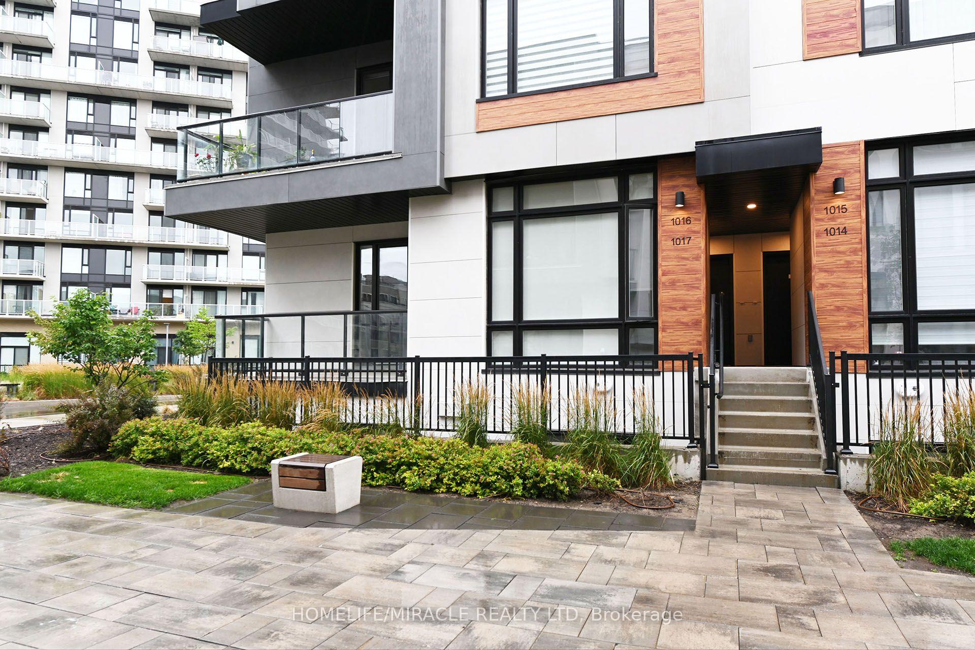 1221 - 8 David Eyer Road, Richmond Hill, ON, exterior